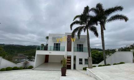 Casa Luxuosa em Arujá: 4 Suítes em Condomínio Hills III