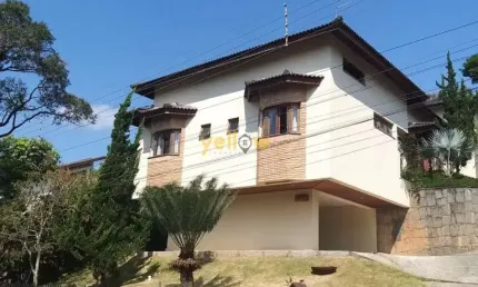 Casa em Condomínio Fechado em Arujázinho com 4 dormitórios e 4 suítes por R$ 2.4 milhões
