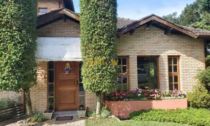 Casa em Arujázinho: 3 Suítes, 5 Banheiros - R$2.300.000
