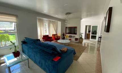 Casa de luxo em condomínio fechado em Arujá com 9 dormitórios e 6 suítes por R$5 milhões