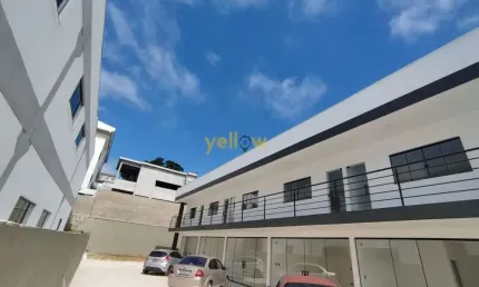 Sala comercial de 30m² no Centro de Arujá com 1 banheiro por R$ 3.400/mês