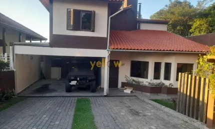 Casa em Condomínio Fechado em Arujá Country Club - 375m², 3 Dormitórios, 1 Suíte, 4 Banheiros - Venda  por R$2M