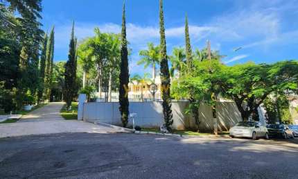 Casa de luxo em condomínio fechado em Arujá com 4 suítes por R$ 5 milhões