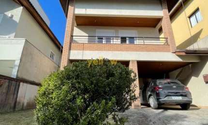 Casa em Arujazinho IV: 4 Dormitórios em Condomínio Fechado