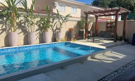 Casa em condomínio fechado no limoeiro arujá, 3 suítes para alugar