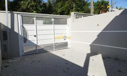 Casa térrea de 2 dormitórios com suíte em Chácara Holiday - Itaquaquecetuba por R$ 350.000 para venda e locação