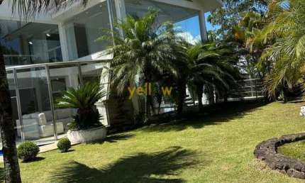 Casa em condomínio fechado em Arujá: 4 suítes, 7 banheiros. Luxo e segurança por R$ 8.000.000.