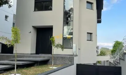 Casa em Condomínio em Arujá V: 3 Dormitórios e 295m²