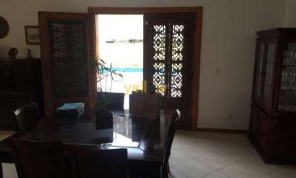 Descubra o seu novo lar em Parque Santa Tereza, Santa Isabel! Esta encantadora casa oferece uma ampla área útil de 400 m², perfeita para acomodar sua família com conforto e estilo. Com 5 dormitórios, 