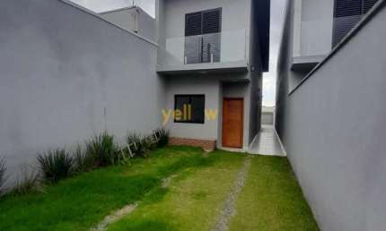 Venda de casa em Jordanópolis, Arujá: 120m², conta uma ampla Sala, cozinha bem arejada, uma area gourmet excelente, lavabo e area de lavanderia separada e ampla, com 3 suítes todas com ponto de Ar con