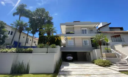 &lt;p&gt;Descubra o seu novo lar no exclusivo Condomínio Arujá 5, uma verdadeira joia localizada em Arujá. Esta impressionante casa em condomínio fechado conta com 5 dormitórios, sendo 4 suítes, proje