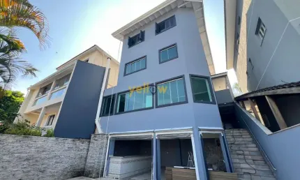 Casa em Arujazinho IV: 3 Suítes e 5 Banheiros para Locação