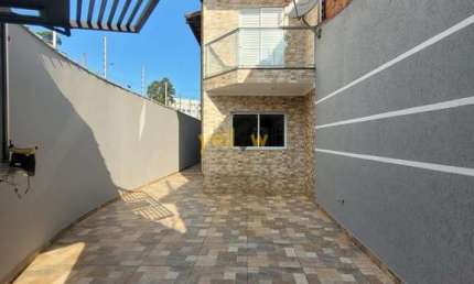 Casa à Venda em Vila Nova Bonsucesso - 3 Dorms, 122m²