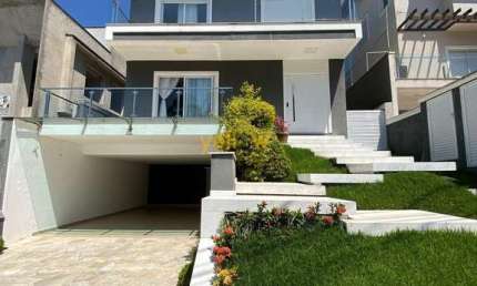 Casa Luxuosa em Condomínio em Arujá: 3 Suítes e 300m²