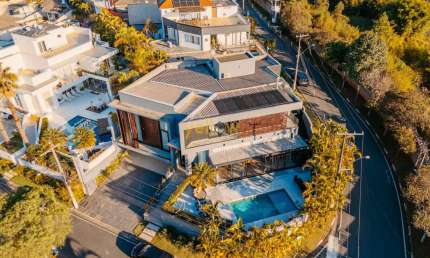 Casa Luxuosa em Arujá: 4 Suítes em Condomínio Fechado