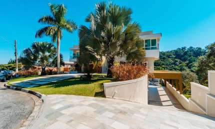 Casa de Luxo à Venda no Condomínio Hills III Arujá – 900m², 5 Suítes