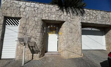 Casa para Alugar em Arujamérica, Arujá: 3 Dorms, 1 Suíte, 4 Banheiros