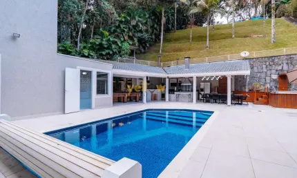 Casa em Condomínio Fechado em Arujá, 5 Suítes, 493m² à Venda