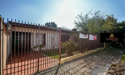 Vende-se casa no Cajuru (duas residências no mesmo terreno)
