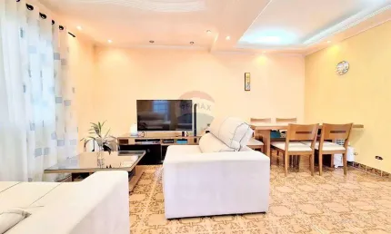 Sobrado à venda com 210 m², 2 dormitórios, 3 vagas, salão para uso comercial e edícula, na Vila Nova Cachoeirinha ZN de São Paulo.