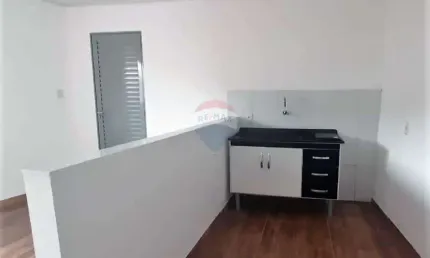 'conforto e praticidade: seu lar reformado! alugue já uma casa com 1 dormitório e 1 suíte