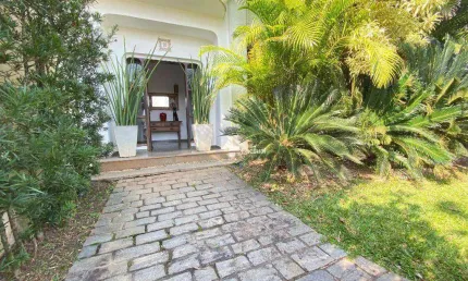 Apartamento apenas 50 metros da praia com vista para o mar.