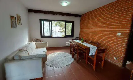 Espaçosa Casa Térrea com 03 dormitórios na Praia da Enseada!! Oportunidade!! Ampla Área Externa e Quintal! Lado Bairro!!
