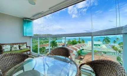 Apartamento na enseada 3 quartos com varanda gourmet e vista para o mar.