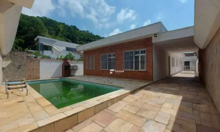 Casa Térrea à venda, localização privilegiada na Praia do Tombo - Guarujá / SP.