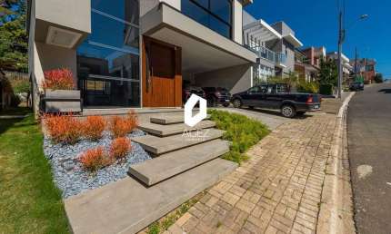 Casa nova em condomínio com 04 suítes e terraço amplo!!!