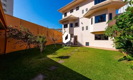Casa com 4 amplos quartos, suíte e closet no Portão, terreno amplo e ensolarado.
