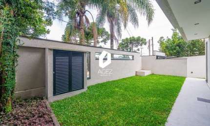 Casa em condomínio, com 03 suítes e terraço com Jacuzzi!