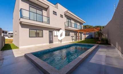 Casa nova com 04 amplas suítes, terreno amplo com piscina e 04 vagas de garagem!