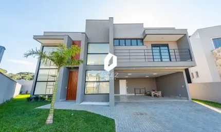 Casa nova com 04 amplas suítes, terreno amplo com piscina e 04 vagas de garagem!