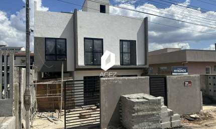 Sobrado com 03 quartos, 01 suíte, terraço e jardim, à venda no bairro Xaxim.