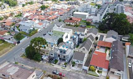 Sobrado em condomínio fechado no Uberaba, 3 quartos, suíte, 2 vagas de garagem