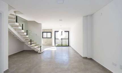 Sobrado novo a venda no Água Verde com terraço amplo, 3 quartos sendo 1 suíte.