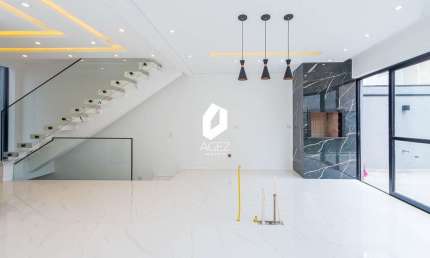 TRIPLEX COM 4 QUARTOS E GARAGEM SUBTERRÂNEA COM 4 VAGAS