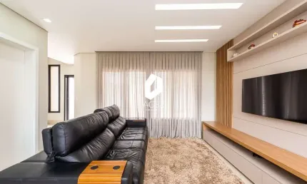 Casa em condomínio a venda com 03 suítes, quintal e terraço amplo com área gourm