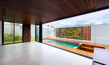 Condomínio Alphaville - Casa Alto Padrão/Casa no Alphaville Catuana  Um imóvel incrível, com padrão de acabamento de 1ª qualidade, ideal para famílias que buscam conforto, segurança e privacidade.