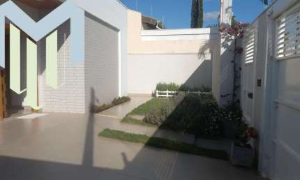 Casa á venda Jd Luciana com 03 dormitórios,sendo 1 suíte e duas demi suíte,piscina,planejados,escritório,despensa,lavanderia,04 vagas.