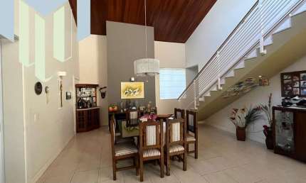 Casa em Condomínio de Luxo em Marília-SP, 3 suítes, 2 salas, 7 banheiros, 6 vagas, 400m² - Residencial Vale Verde