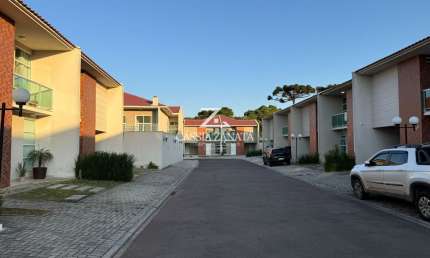 Residência de Luxo: Sobrado Exclusivo em Condomínio Fechado
