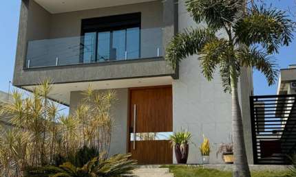Amplo Sobrado com Garagem Subterrânea e Piscina com Hidromassagem. 