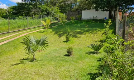 Encante-se por esta deslumbrante chácara que oferece uma experiência única de vida ao ar livre.