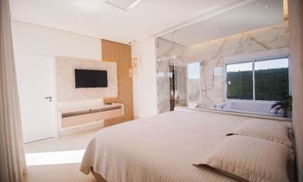 Viva o Luxo em Caldas Novas: Casa Exclusiva no Condomínio Del Fiori