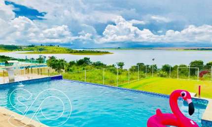 Sobrado a venda em condomínio fechado 03 andares com vista pro Lago Corumbá IV.
