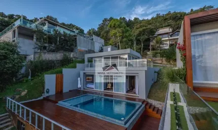 Casa em condomínio fechado com vista mar de todos os cômodos!