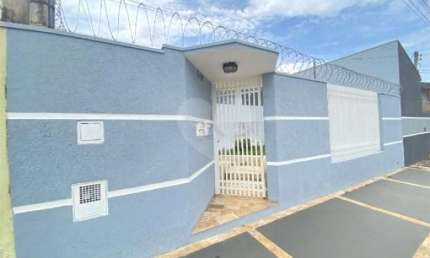 Casa à venda com 3 dormitórios, sendo 1 suite e ampla área de lazer no Jardim Brasil