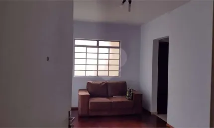 Apto com 2 dormitórios, dois banheiros , e uma garagem.
